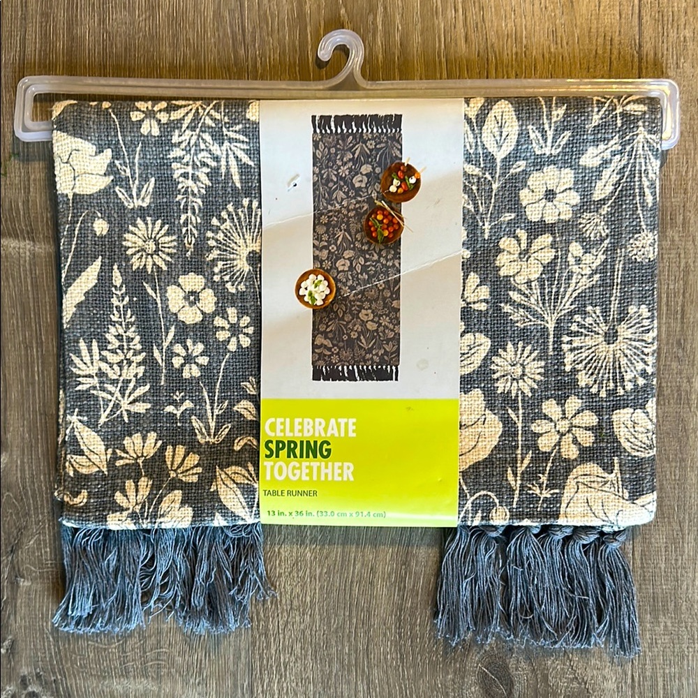 🌼 NWT Floral Print Spring Table Runner – 13”x36” 🌸